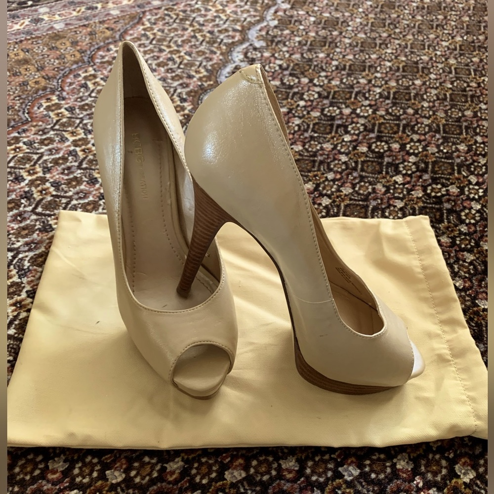 BCBG leather peep toe pump in good preloved condition . Versatile color 🍨